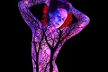 Umelec vytvára diela, ktoré vyrážajú dych: Hra UV svetla na telách!