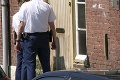 Policajti šli zachrániť ženu, ktorú chcel zavraždiť manžel: Za dverami domu sa im naskytol šialený pohľad!