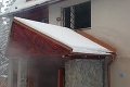 V Tatrách horela chata, hasiči museli ísť ťažko prístupným terénom stovky metrov