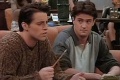 Štedrý kamarát Chandler: Vieme, koľko požičal Joeymu za desať sezón seriálu Priatelia!