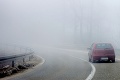 Vodiči, pozor! Na cestách sa tvoria hmly, viditeľnosť je znížená