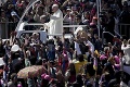 Pápež František zavítal do Mexika: Veriaci jasajú, prijal ho aj prezident!