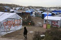 Vysťahovanie tábora v Calais odložili: Väčšina migrantov zatiaľ dúfa, že sa im podarí uskutočniť svoj plán