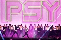 PSY predstavil nový hit Gentleman: Veľkolepá šou pod hrozbou jadrovej vojny!