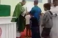 Šokujúce video z kostola! Deti sa postavili do radu a potom to prišlo: Čo im to ten farár robí?!