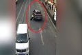 Drsné video: Vodič odmietol platiť pokutu, policajta odrovnal uprostred križovatky