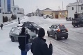 Križovatka v meste sa zmenila na klzisko: Z tohto videa ide strach, vodiči len zúfalo trúbili!