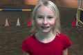 Tak čudné VIDEO tu ešte nebolo: Anna sa hrá na koňa, skáče štvornožky cez prekážky!