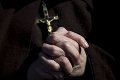 Arcibiskup bol odsúdený za zatajovanie sexuálneho obťažovania detí: Zvrat v prípade