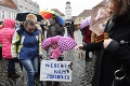 Protest sestričiek z trenčianskej nemocnice: V daždi sa bili za lepšie podmienky