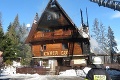 Zásah hasičov v Oraviciach: Horí chata, v ktorej boli ubytované deti počas lyžiarskeho výcviku!