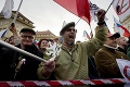 V Prahe to poriadne vrie, ľudia protestujú proti migrantom: Ozvala sa streľba a delobuchy!