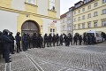 V Prahe to poriadne vrie, ľudia protestujú proti migrantom: Ozvala sa streľba a delobuchy!