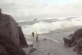 Párik dôchodcov sa vybral na pláž, prekvapila ich obrovská vlna: Vzniklo video, pri ktorom zabudnete dýchať!