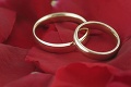 Viete, prečo sa nosia obrúčky práve na ľavom prstenníku? Tento romantický dôvod vás dojme k slzám!