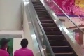 Návštevníci obchodného centra zízali na eskalátor: Taký malý tvor a odstavil celé schody!
