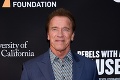 Schwarzenegger zverejnil vtipnú fotku z archívu: Nakrúcanie s obrami!