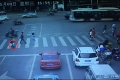 Kamera na križovatke zachytila hororovú scénu: Chlapčeka (3) prešlo auto predným kolesom, že toto prežil, musel byť zázrak!