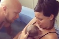Fascinujúce video: Mamička porodila svoje dieťa doma, ľudia neveria, ako toto zvládla!