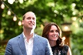 Vojvodkyňa Kate opustila pôrodnicu: Pozrite sa na maličkého princa