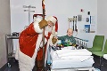 Čarovné Vianoce pre viac ako 200 chorých detí: Santa prináša do nemocníc vieru v zázraky