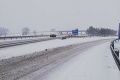 Ako bojujú slovenské mestá so snehom?  Nitra vytiahla ťažkú techniku, Bratislava povolala aj väzňov