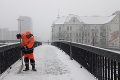 Perinbaba ich donútila konať: Karlova Ves vyhlásila snehovú brigádu, zapoja sa do nej aj úradníci