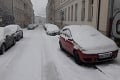 Ako bojujú slovenské mestá so snehom?  Nitra vytiahla ťažkú techniku, Bratislava povolala aj väzňov