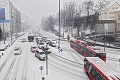 Vedenie mesta priznalo prehru v boji s bohatou snehovou nádielkou: Kalamita ochromila Bratislavu