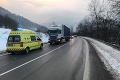 Kuriózna nehoda pri Ružomberku: Kamión zachytil policajta v reflexnej veste