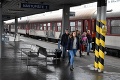 Cestujúci čakali hodiny uväznení vo vlakoch, bez svetla, vody a toaliet: Železnice ich plánujú odškodniť