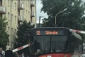 Na križovatke v Prešove vznikla panika: Autobus plný cestujúcich sa zasekol medzi závorami!