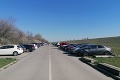 Cez víkend sa Slováci znovu vetrali: Plné parkoviská, ľudia bez rúšok! No video zo Štrbského plesa vás prekvapí