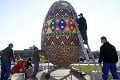 Mega kraslica je znova na svojom mieste v slovenskej dedinke: Celá pravda o nadrozmernom veľkonočnom vajci!