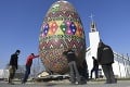 Mega kraslica je znova na svojom mieste v slovenskej dedinke: Celá pravda o nadrozmernom veľkonočnom vajci!