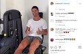 Má čo ukázať: Polonahý Ronaldo pozdravuje z posilňovne