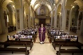 Taliansky kňaz nezvládal omše v prázdnom kostole: Aha, čo nalepil na lavice
