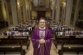 Taliansky kňaz nezvládal omše v prázdnom kostole: Aha, čo nalepil na lavice