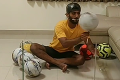 Žonglér sa baví v karanténe: Parádne kúsky s futbalovými loptami