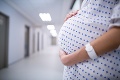 Návštevy v pôrodniciach sú kvôli koronavírusu zakázané: Na čerstvé matky to malo nečakaný efekt