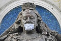 Aj sochy sa chránia pred koronavírusom: Noste rúška