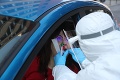 Nová metóda testovania na koronavírus: Vzorky vám zoberú priamo v aute, koľko si zacvakáte?