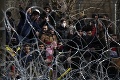 Zapadol do davu: V gréckom utečeneckom tábore zatkli údajného zabijaka IS