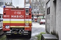 V bratislavskej časti Vrakuňa zasahujú hasiči: Horí budova stajne