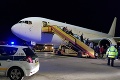 Na bratislavskom letisku pristáli ďalší Slováci z USA: Z lietadla išli rovno do karantény