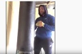 Nechutné video britského boxera: Mužom radí, ako majú správne udrieť svoje staré