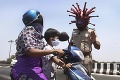 Tento policajt bojuje proti koronavírusu originálne: Budete pozerať, čo si dal na hlavu