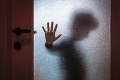 Šialený nárast domáceho násilia vo Francúzsku počas epidémie: Otec dobil synčeka skoro na smrť
