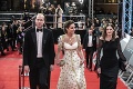 Brad Pitt si na udeľovaní cien uťahoval z princa Harryho: William s Kate v hľadisku sa neudržali