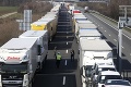 Brexit bez dohody môže byť katastrofa pre dopravcov: Hrozia dvojdňové kolóny na hraniciach?